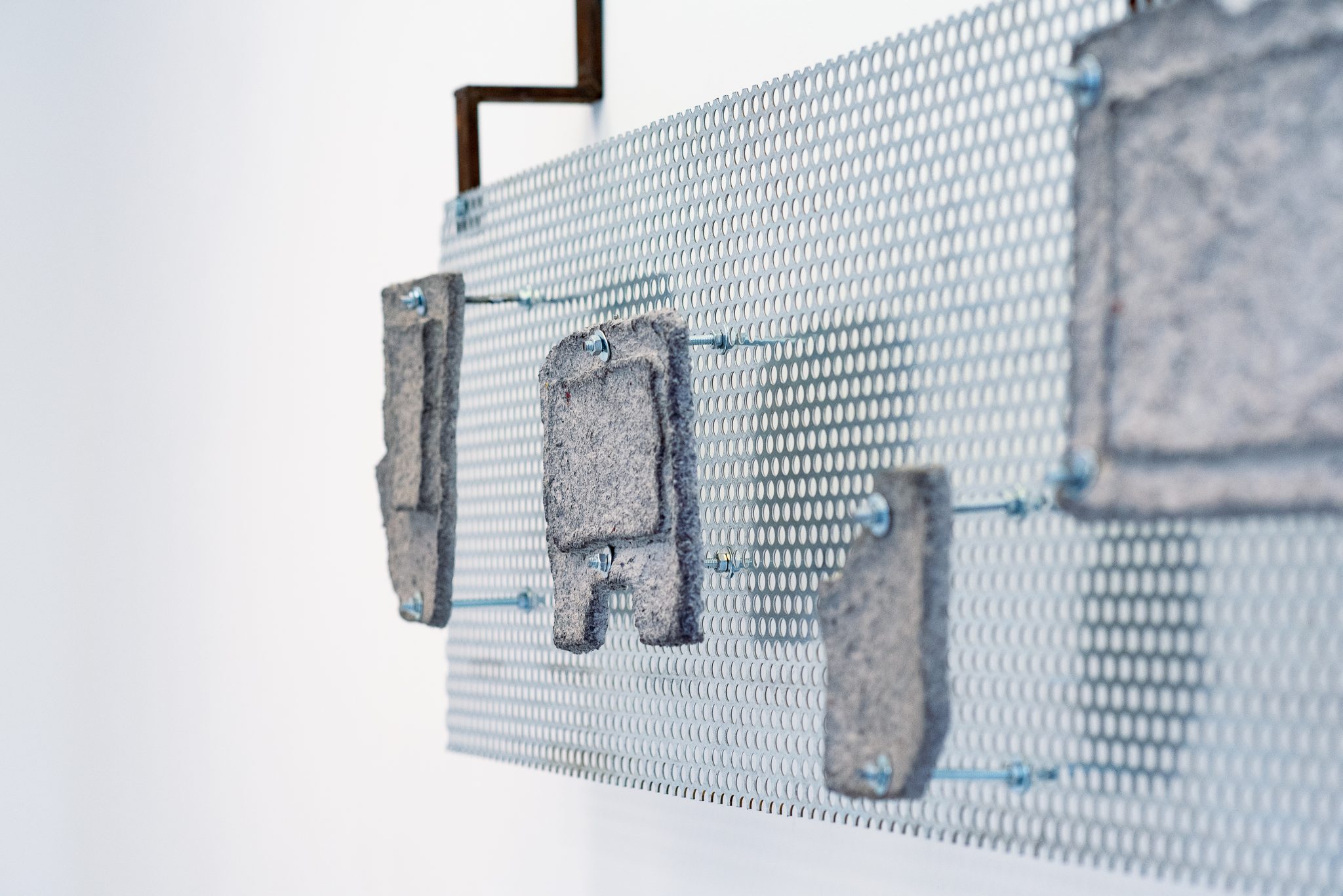 Brise-soleil, 2022, papier mâché, grille, tige filletée, metal, plexiglas, 113x200x8 cm | crédit photo : Sofia Lambrou