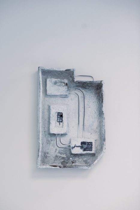 Boite électrique, 2022, papier mâché, peinture acrylique, bombe de peinture, encre de chine, métal, 45x31x8 cm | crédit photo : Sofia Lambrou